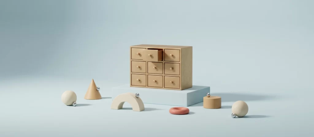 Cajonera de latón con nueve cajones, uno entreabierto, sobre un pedestal bajo