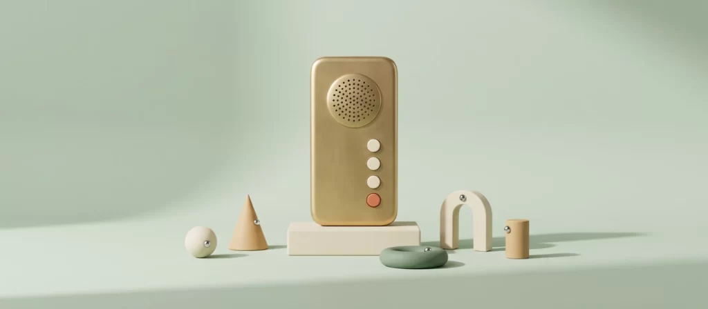 Portero automático de latón con cuatro pulsadores, uno coral, sobre un pedestal bajo