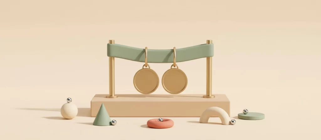 Dos medallas de latón idénticas colgadas de una misma cinta verde, sobre un pedestal bajo